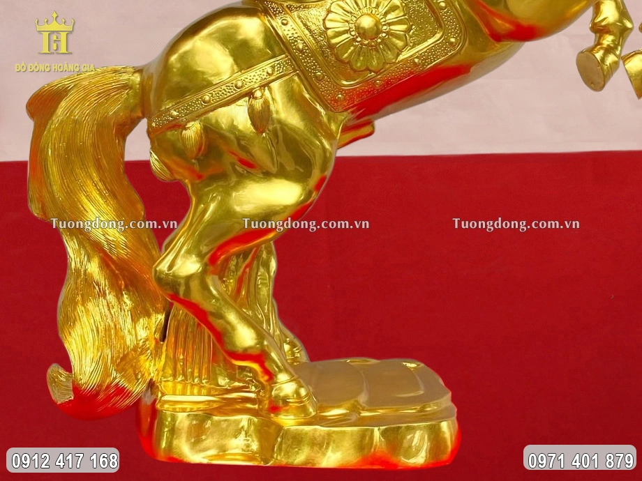 Hai chân sau của ngựa trụ vững trên mặt đất